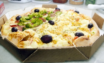 A pizzaria conta com 56 opções de sabores que podem ser combinados